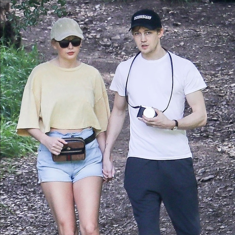 Scallop FRAME denim shorts as seen on Taylor Swift